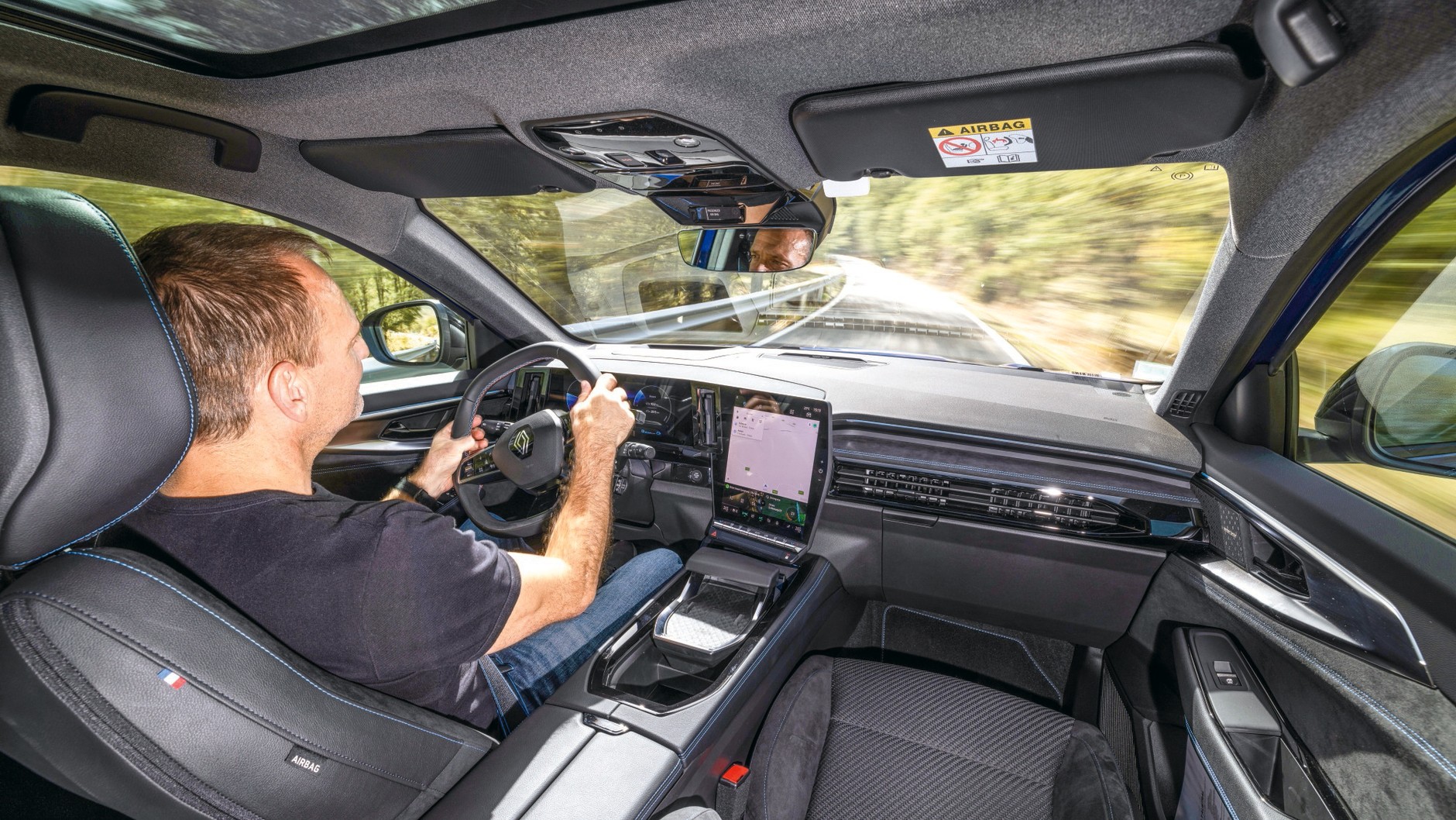 Nawet wyposażone w tylną oś skrętną i w sportowym trybie jazdy Renault Austral nie jest poskramiaczem zakrętów