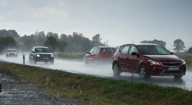 Nawałnice idą do Polski. Tak należy się zachować, gdy jesteśmy za kierownicą