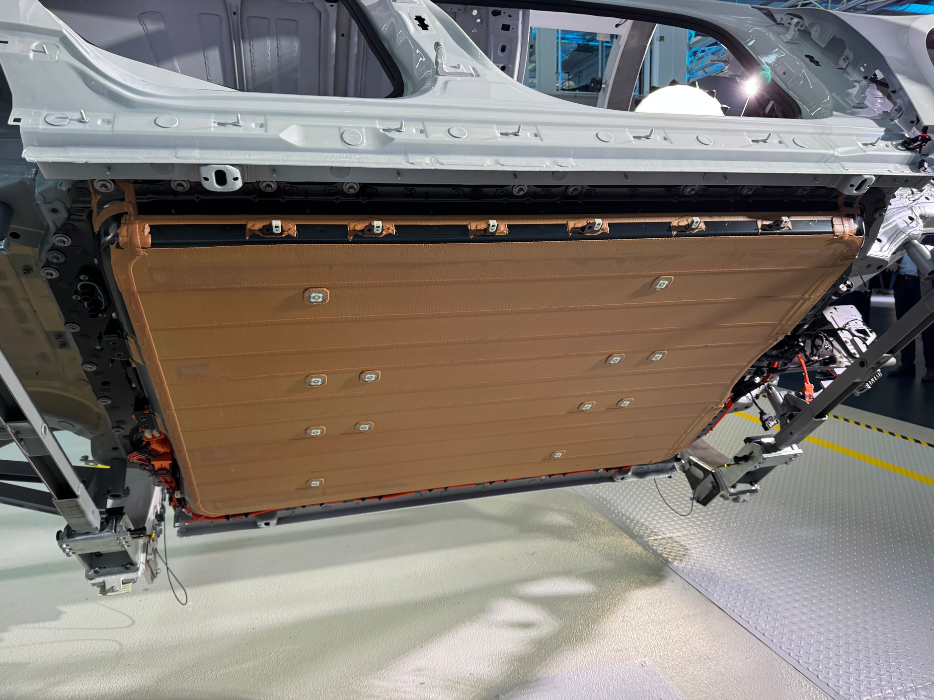 Akumulator samochodu elektrycznego często jest porównywany do baterii w telefonie, a to błąd. W samochodach mają one dodatkowe zabezpieczenia i chłodzenie, zapewniające znacznie dłuższą żywotność