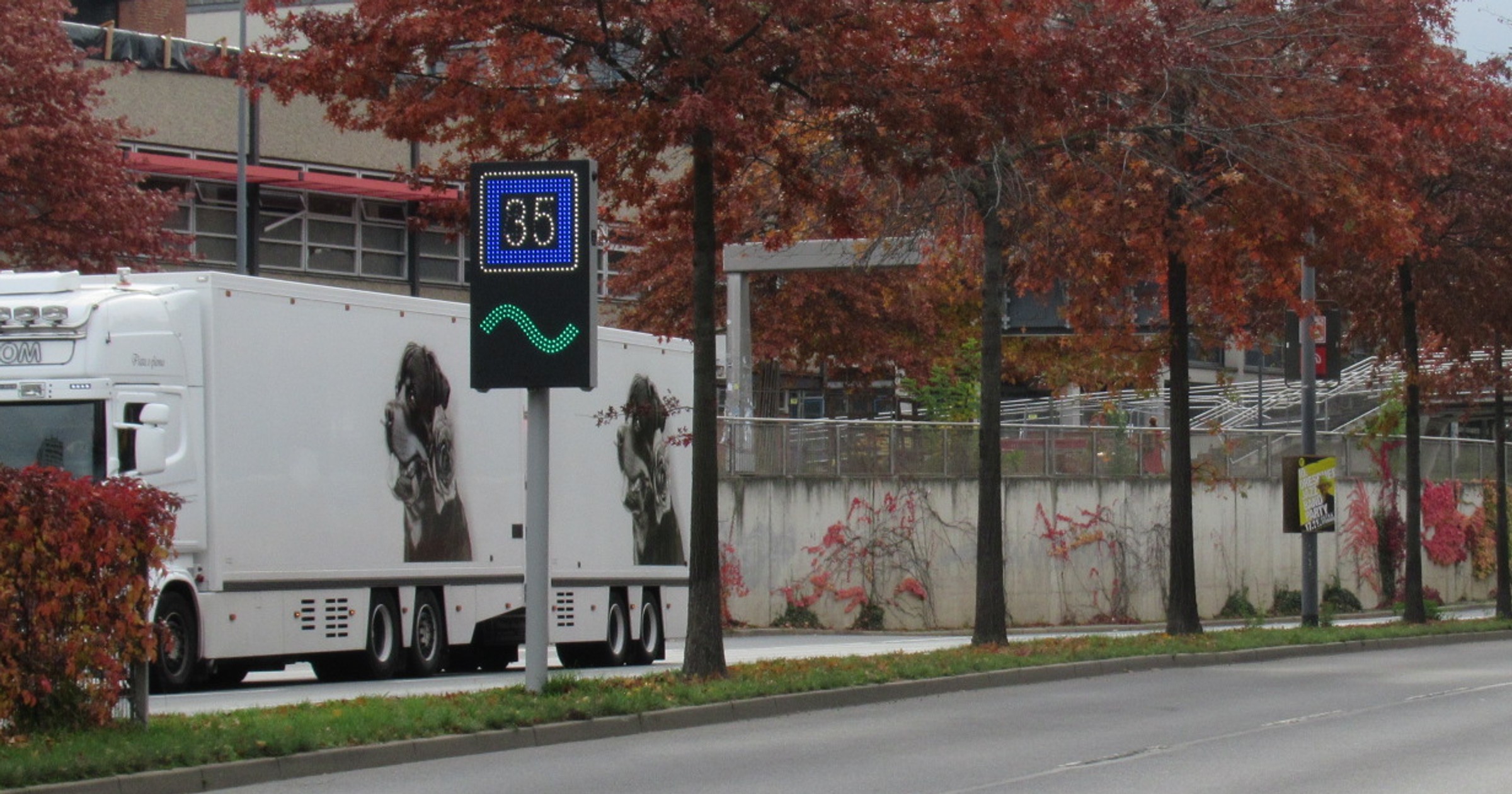 Znak informujący o zielonej fali