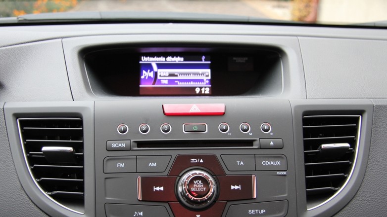 Podstawowe radio samochodowe w nowym CRV. Odtwarzacz płyt CD, dostosowanie do współpracy z iPod’em oraz gniazdo USB.