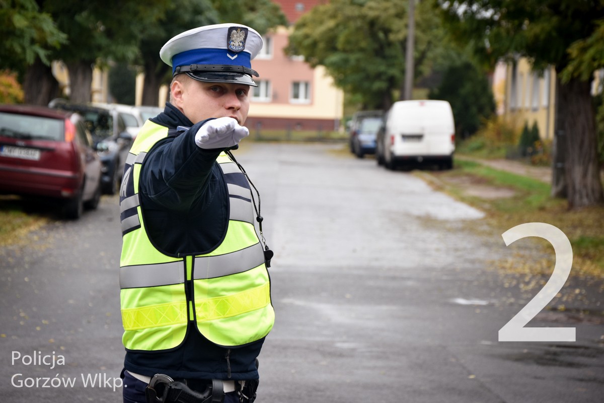 Policyjne gesty na skrzyżowaniu