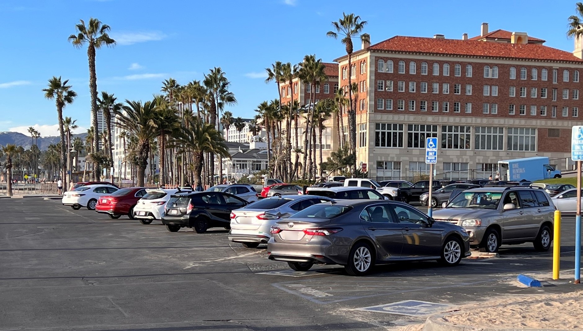 Parking nad Oceanem Spokojnym w Santa Monica. Od prawej: co najmniej 15-letnia Toyota Highlander, dalej Toyota Camry, Ford Fusion (w Polsce Mondeo), Toyota Prius c, Toyota Corolla, Mercedes klasy E i kolejne Camry.