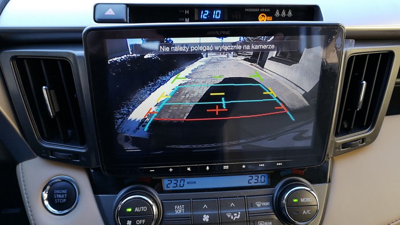 Do połączenia z fabryczną kamerą cofania może być potrzebny adapter