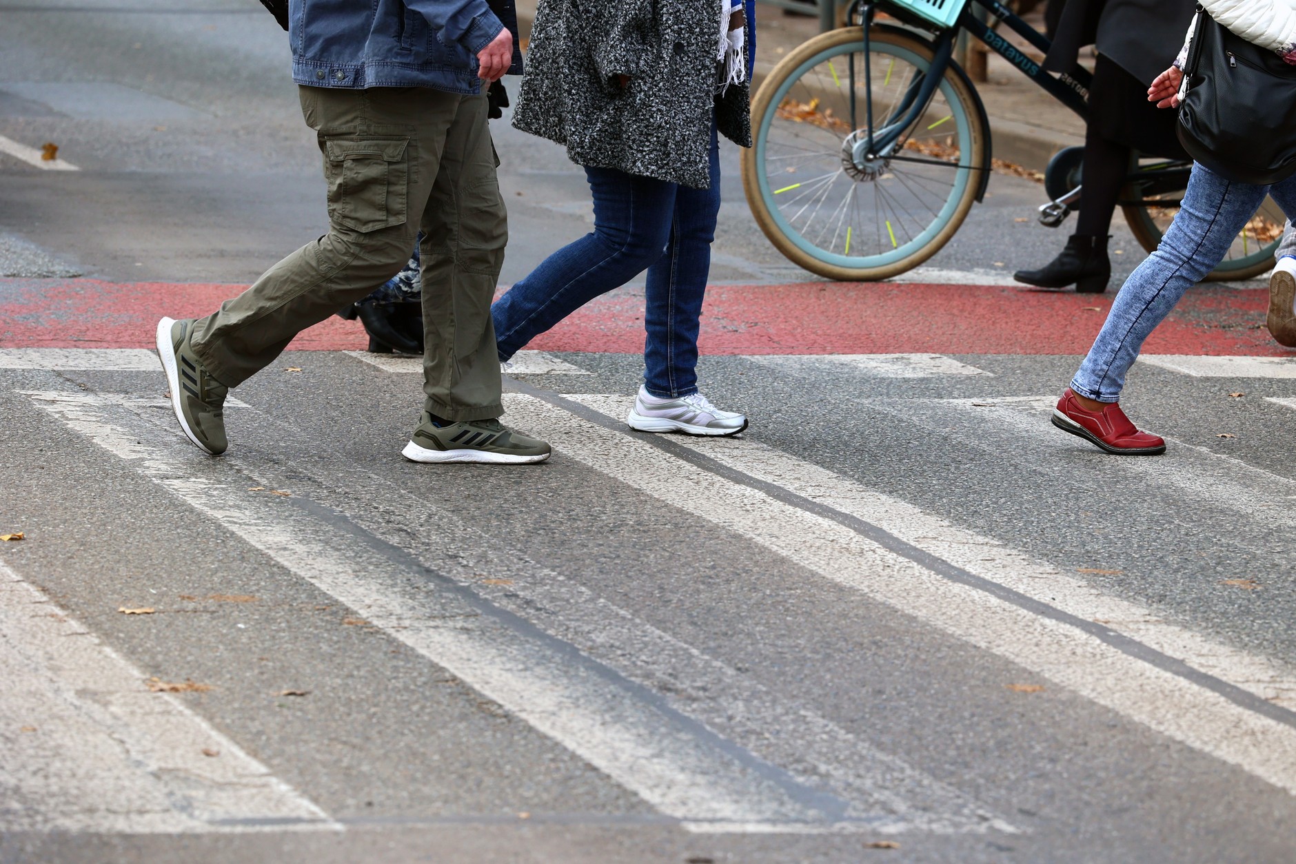 Kiedy pieszy może przejść przez przejście?