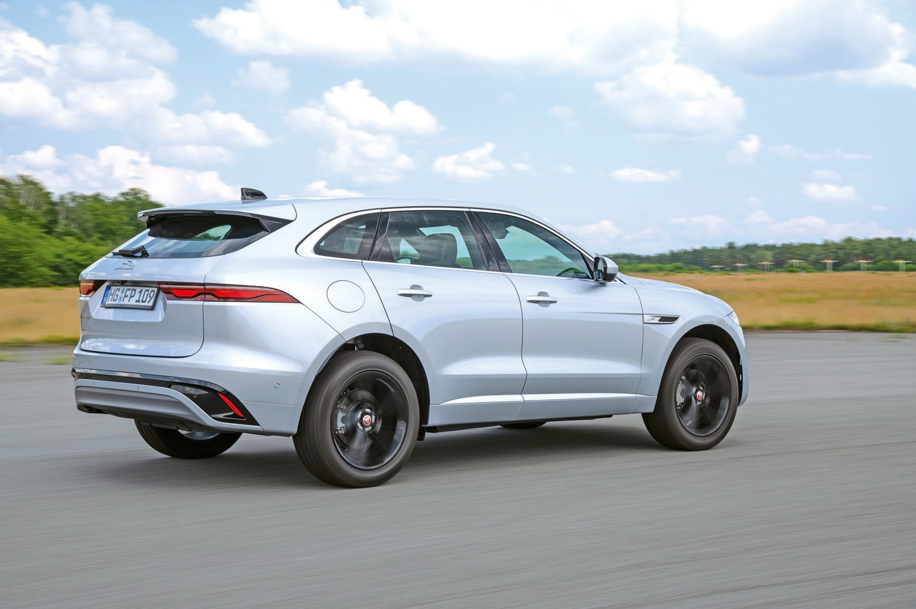 Jaguar F-Pace to jedyny SUV "nie-coupe" w naszym porównaniu. Dzięki temu jest jedynym naprawdę rodzinnym autem w zestawieniu. To, że na schematach wymiarów wcale nie ma więcej miejsca nad głowami tylnych pasażerów wynika z metody pomiarowej - z tyłu mierzymy tę odległość w pionie.