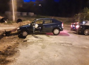 Wpadli w ogromną dziurę i zniszczyli swoje auta. "W osiem osób wyciągaliśmy auto"