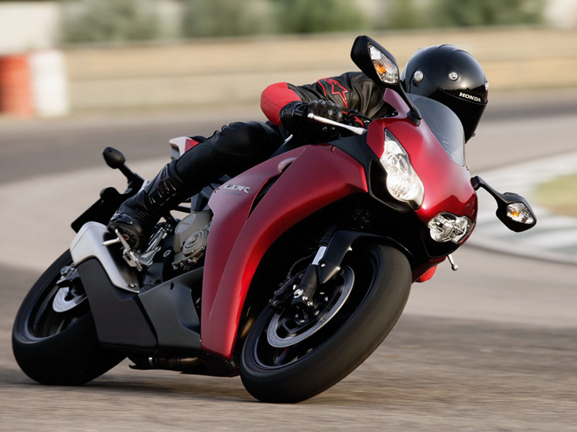 Honda CBR 1000 RR Fireblade 2008: naostrzona żyletka (prezentacja)