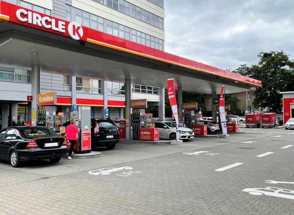 Duża promocja na paliwo. Na tych stacjach przez trzy godziny zatankujesz o 1 zł za litr taniej