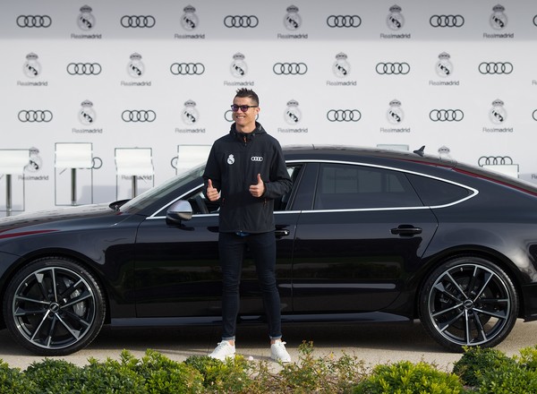 Cristiano Ronaldo i jego superauta