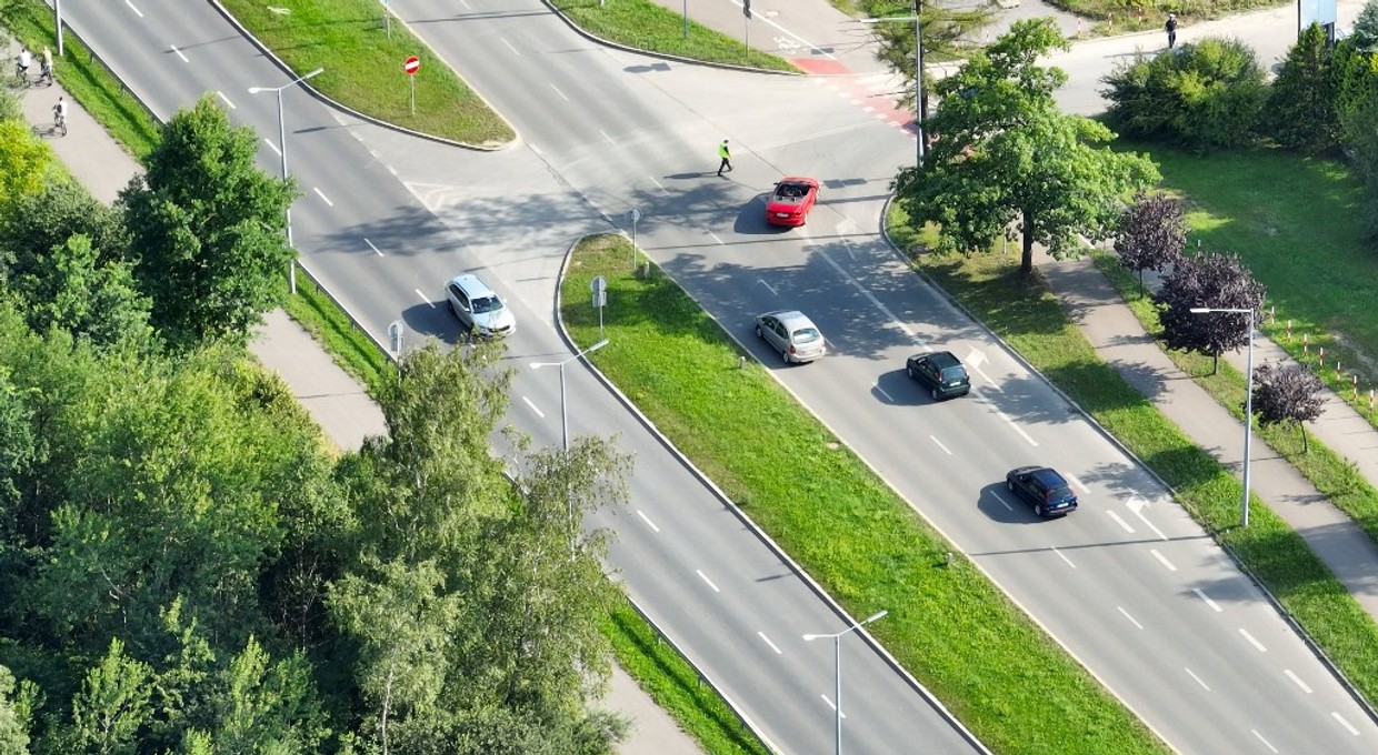 Policyjny dron nie przegapił nikogo. Namierzał jednego kierowcę za drugim