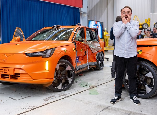 Widziałem na własne oczy crash test trzech elektryków. Manekiny były niewzruszone