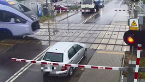 82-letni kierowca Skody niemal wjechał pod pociąg [Nagranie z monitoringu]