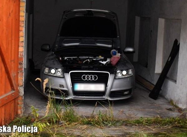 W garażu znaleźli Audi A6 z Niemiec. Auto nie miało już wielu elementów