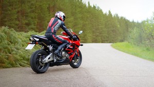 Hiszpania wprowadziła obowiązkowe poduszki powietrzne dla motocyklistów. Unijni politycy pytają, czy wejdą one w całej UE