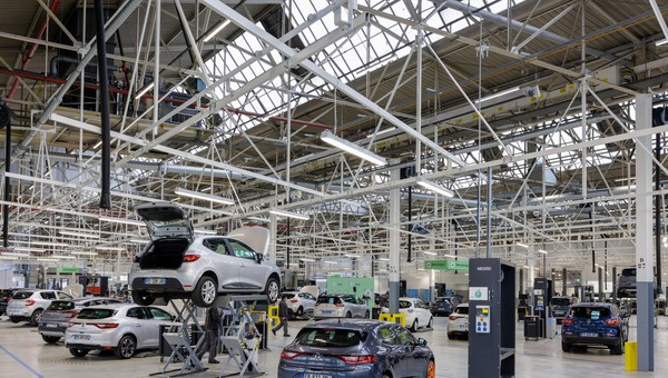 Używane samochody Renault i Stellantis są odnawiane w fabryce. To lepszy biznes, niż produkcja nowych