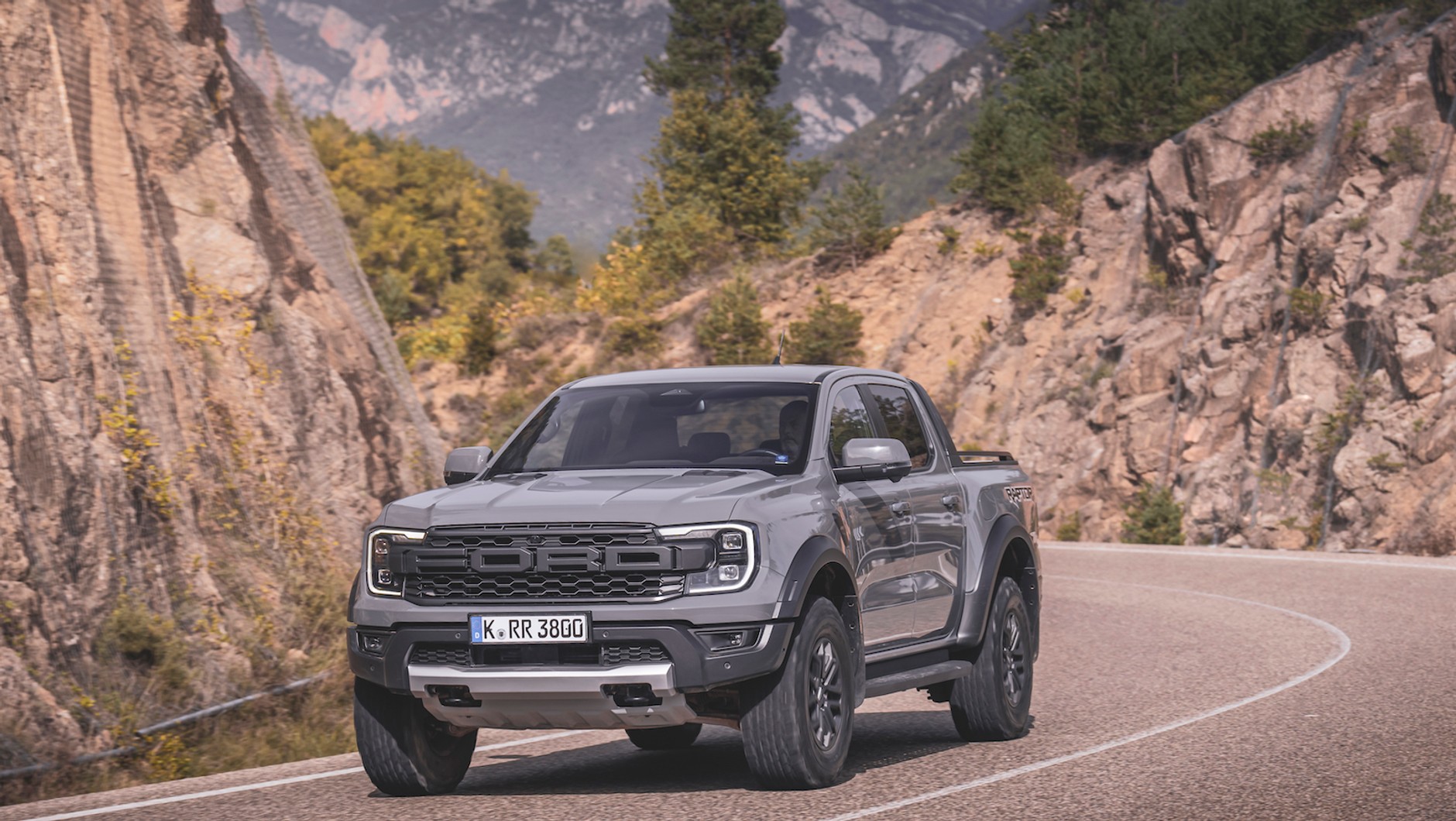 Mimo wyczynowego zawieszenia Fox i opon terenowych A/T Ranger Raptor jest zaskakująco wysoce komfortowy.