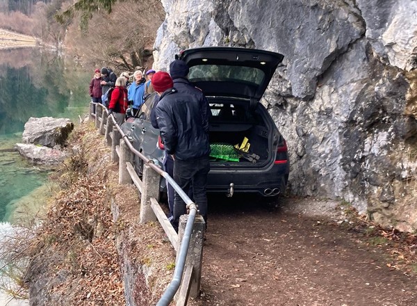 Niemiecki turysta zakleszczył Alpinę B3 na szlaku. Piechurzy nie mieli jak przejść