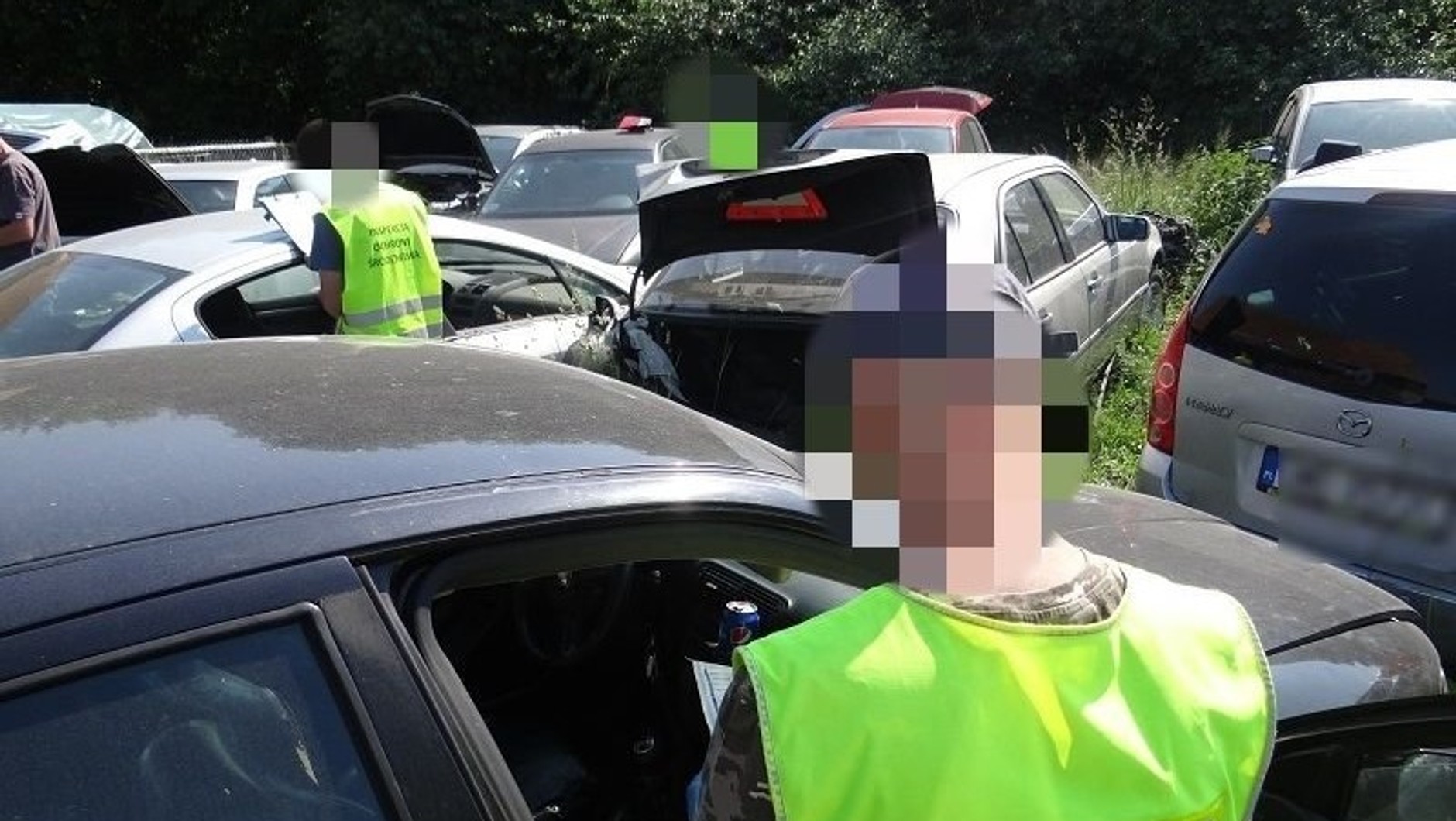Policjanci znaleźli 62 samochody w trakcie rozbiórki i zabezpieczyli kilkadziesiąt kart pojazdów,