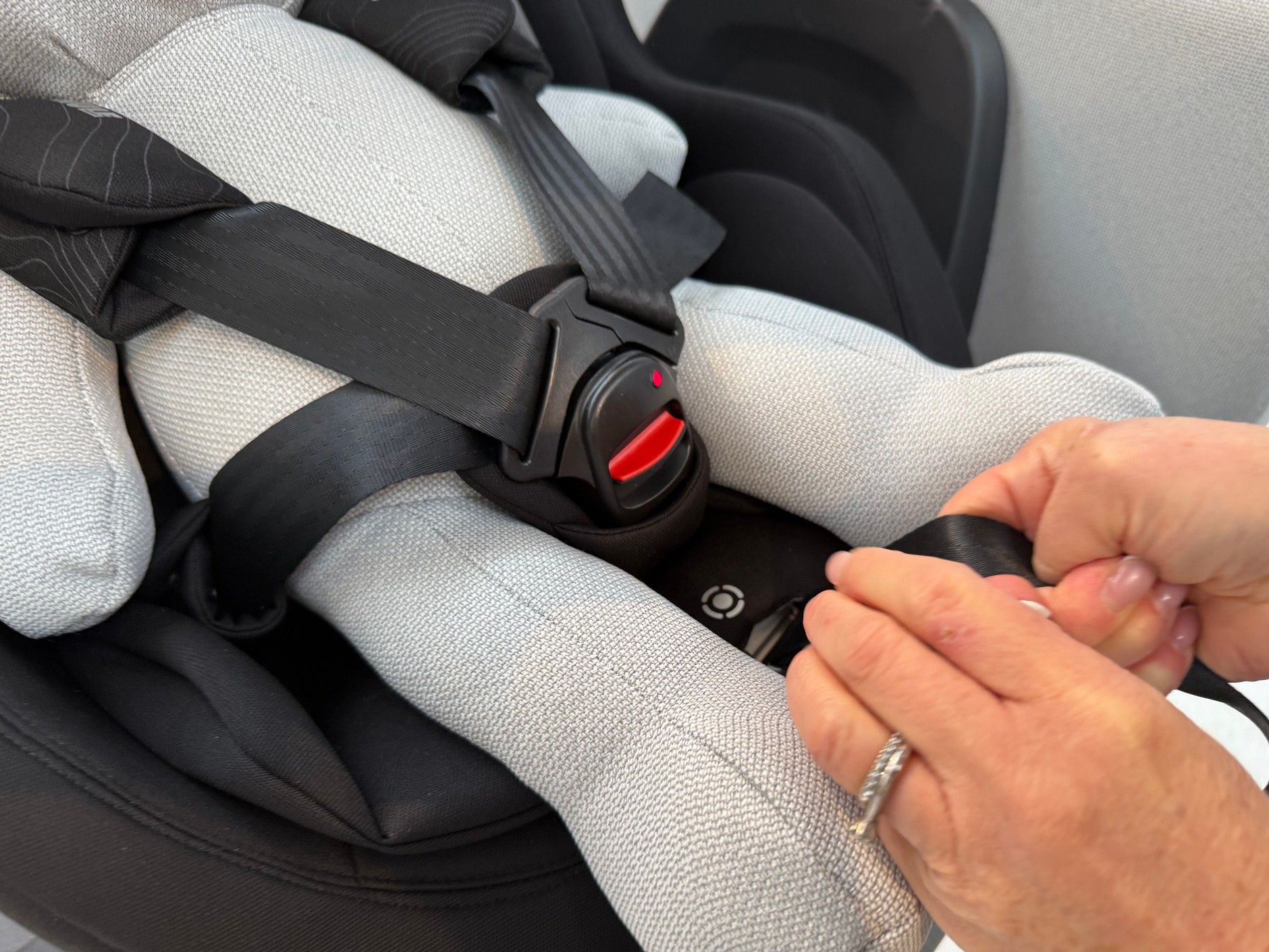 Wskaźnik dociągnięcia pasa bezpieczeństwa w foteliku dla niemowląt