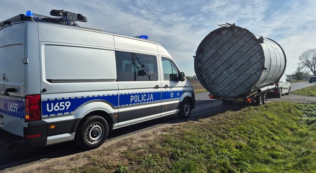 Policjanci zatrzymali kierowcę dostawczego citroena. Ładunek był dwa razy większy od auta