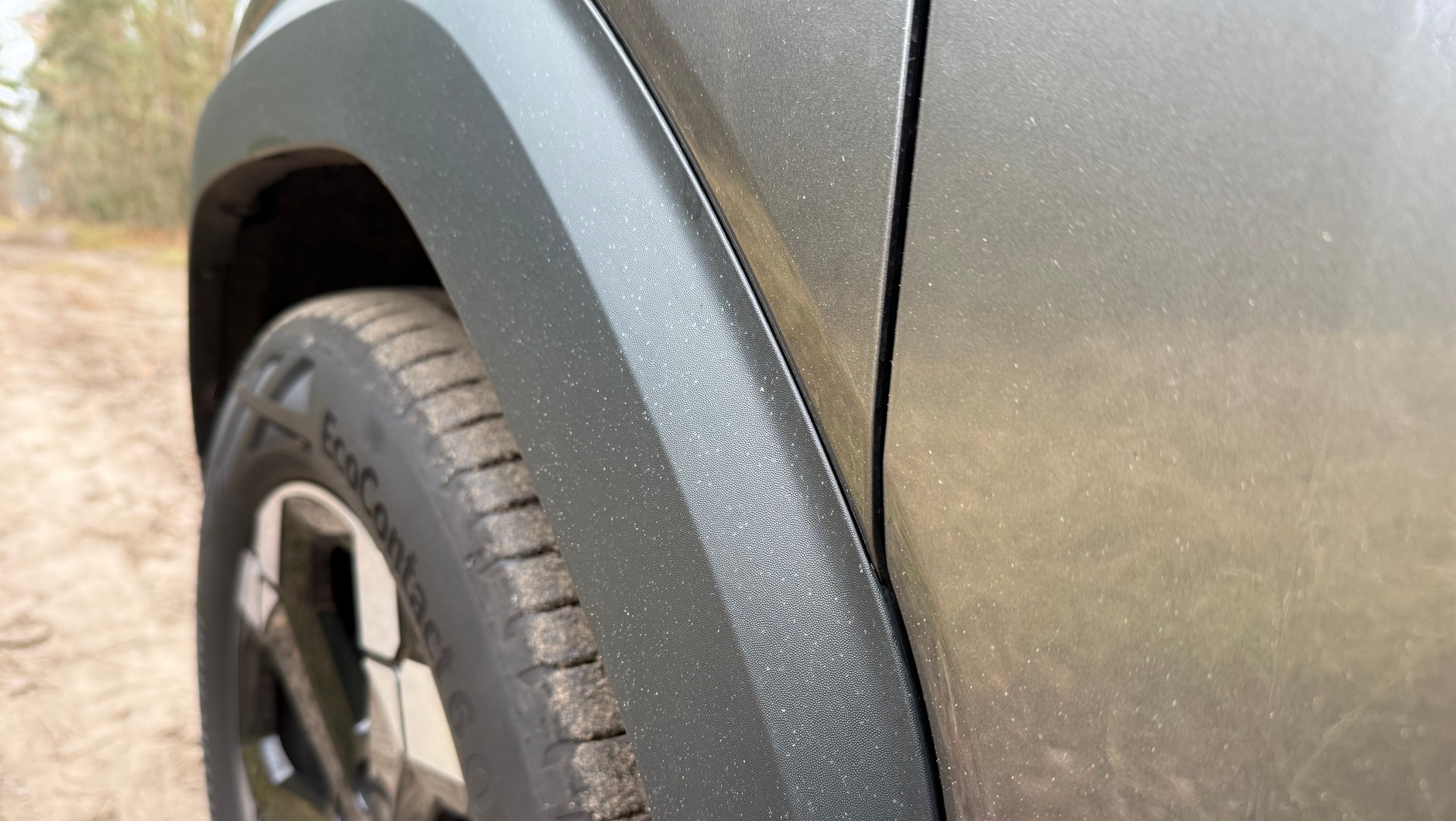 Tworzywo, z którego są zrobione nadkola i listwy ochronne Dacii Bigster są barwione w masie – zarysowanie ich pozostawia ślad, ale nie bardzo widoczny