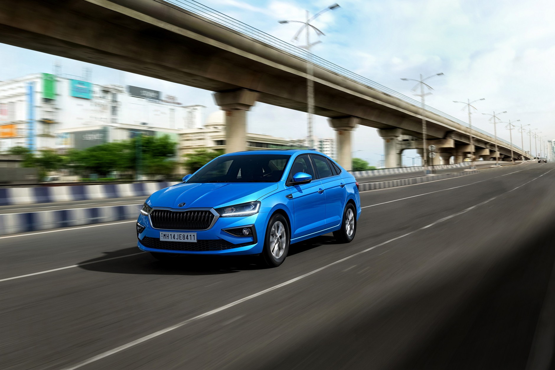 Europejscy producenci już oferują auta gotowe na paliwa E20, tyle że nie w Europie. Tu np. Skoda Slavia przeznaczona na rynek indyjski, której silnik 1.0 TSI ma oficjalne dopuszczenie do stosowania paliwa z 20 proc. domieszką alkoholu. Co ciekawe, wcześniejsze silniki TSI należały do jednostek, do których nie zalecano nawet benzyny E10.