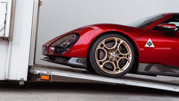 Alfa Romeo 33 Stradale trafiła do produkcji. Rozpędza się do 333 km na godz.