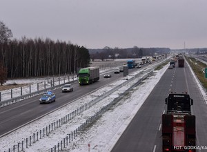 Jest problem. Nową drogą S7 koło Warszawy kierowcy często jeżdżą pod prąd [Wideo]