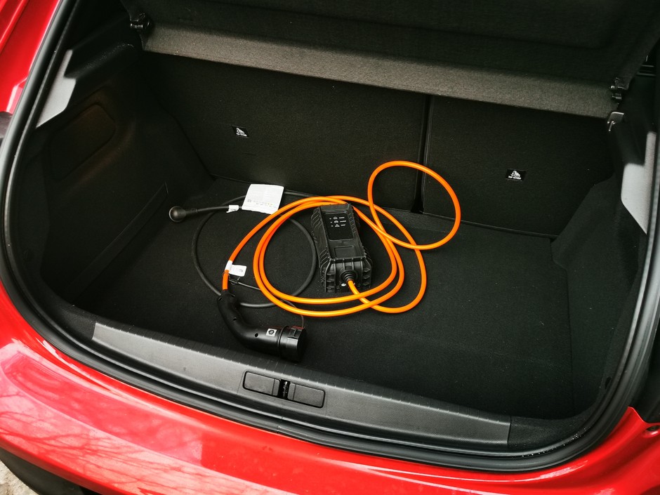 Peugeot e-208"