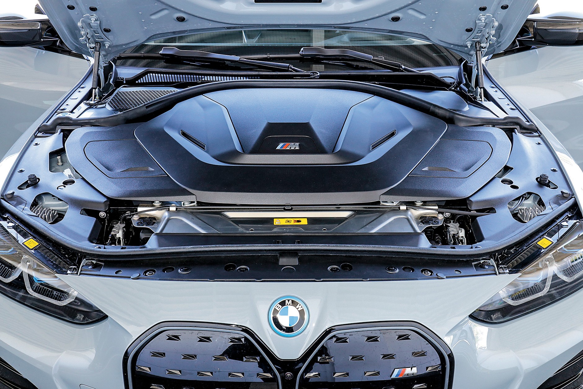 BMW i4 M50: a tak to wygląda z przodu w i4 - wszystko czyściutko opakowane. I tak jest lepiej.