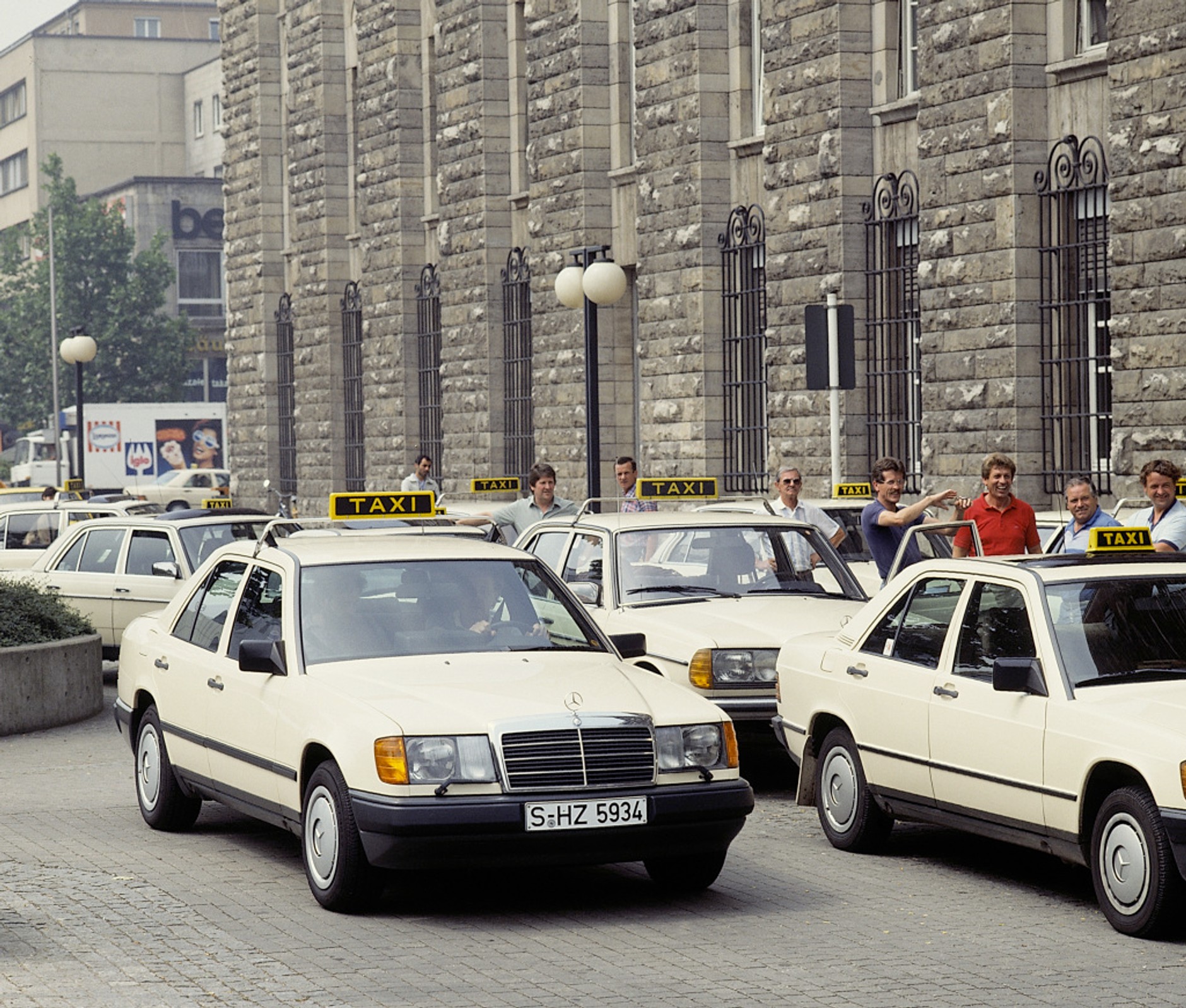 Mercedes W124 ma 35 lat