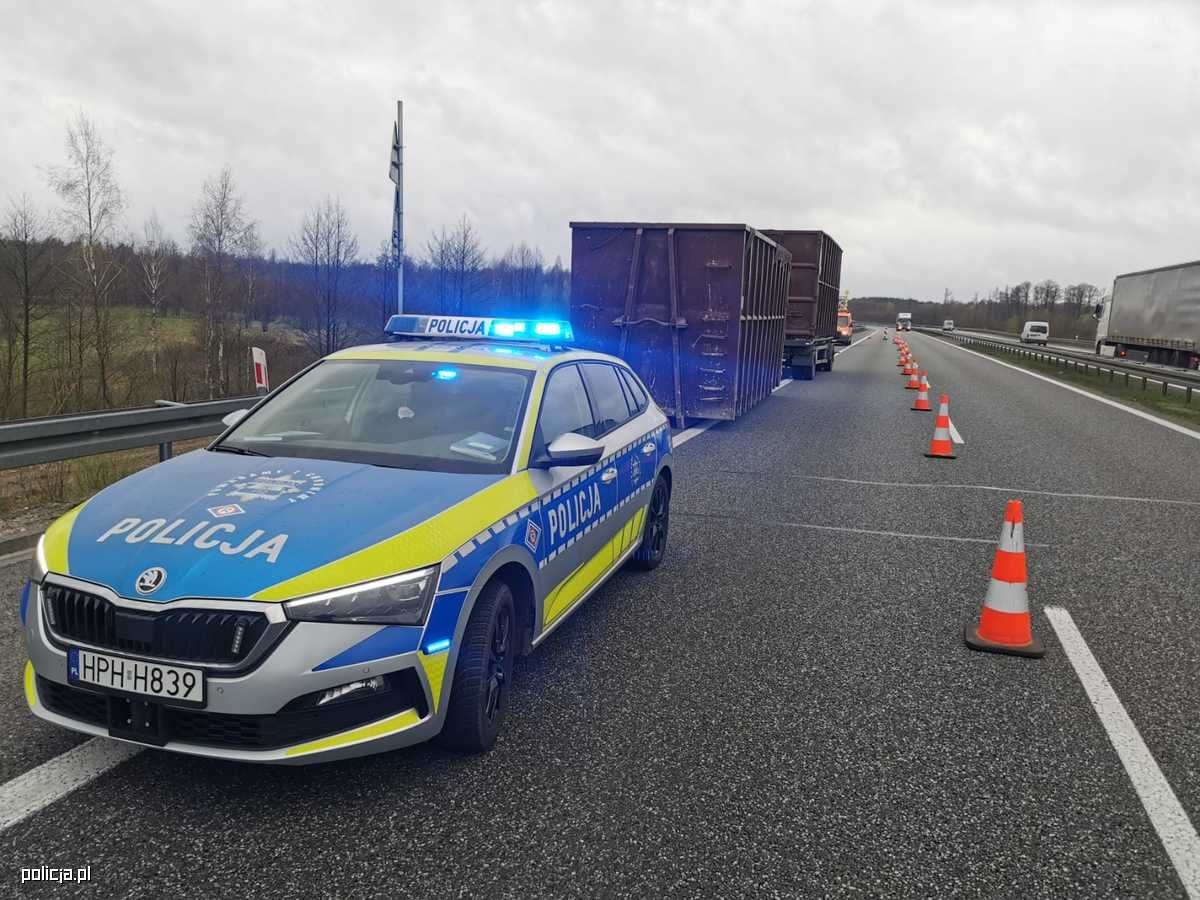 Patrol policji zabezpieczył porzucone kontenery na S8