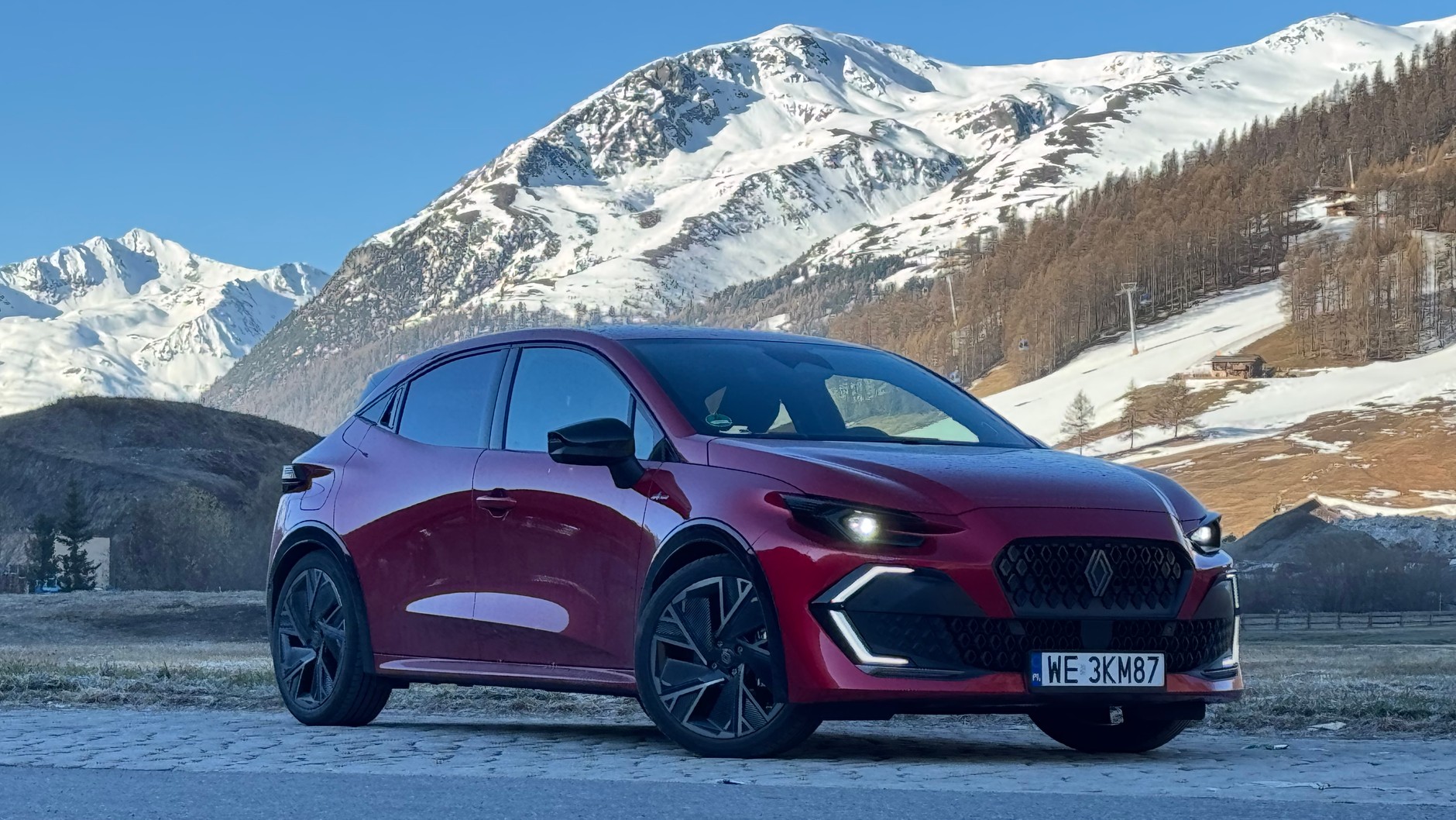 Przejechałem 2600 km hybrydowym Clio