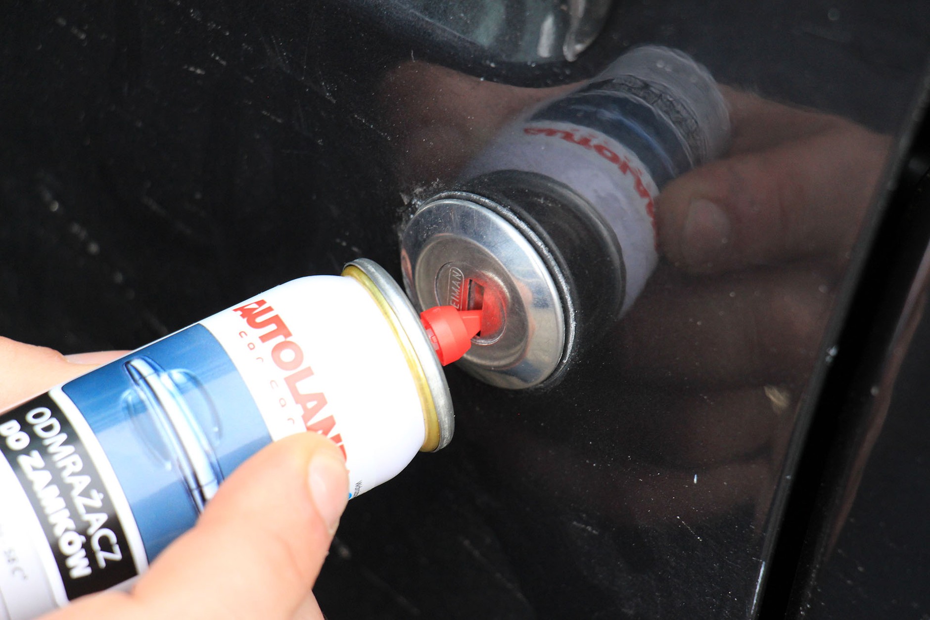 Do zamków lepiej używać specjalistycznych preparatów. Te uniwersalne mogą wprawdzie doraźnie pomóc, ale na dłuższą metę często szkodzą.