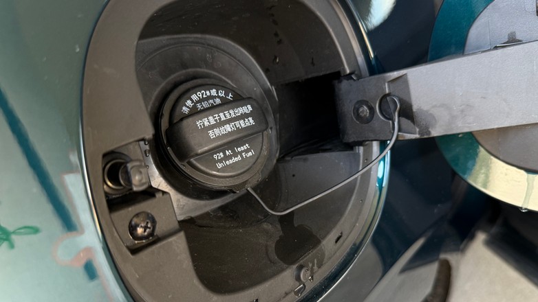 Zgoda na brak czytelnych oznaczeń, znaków oraz instrukcji – to jedne z wielu drobnych wyjątków, które robi się dla producentów aut sprzedających tzw, krótkie serie aut