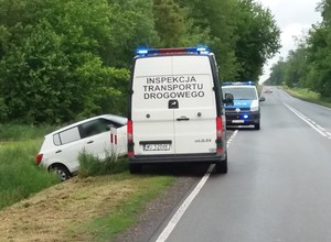 Stał koło auta w rowie. Na widok pojazdu ITD zaczął uciekać