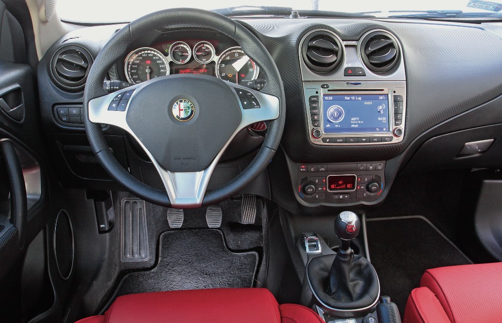 Trzeba przyznać, że deska rozdzielcza MiTo dość wolno się starzeje, ale materiały tutaj mają przeciętną jakość.