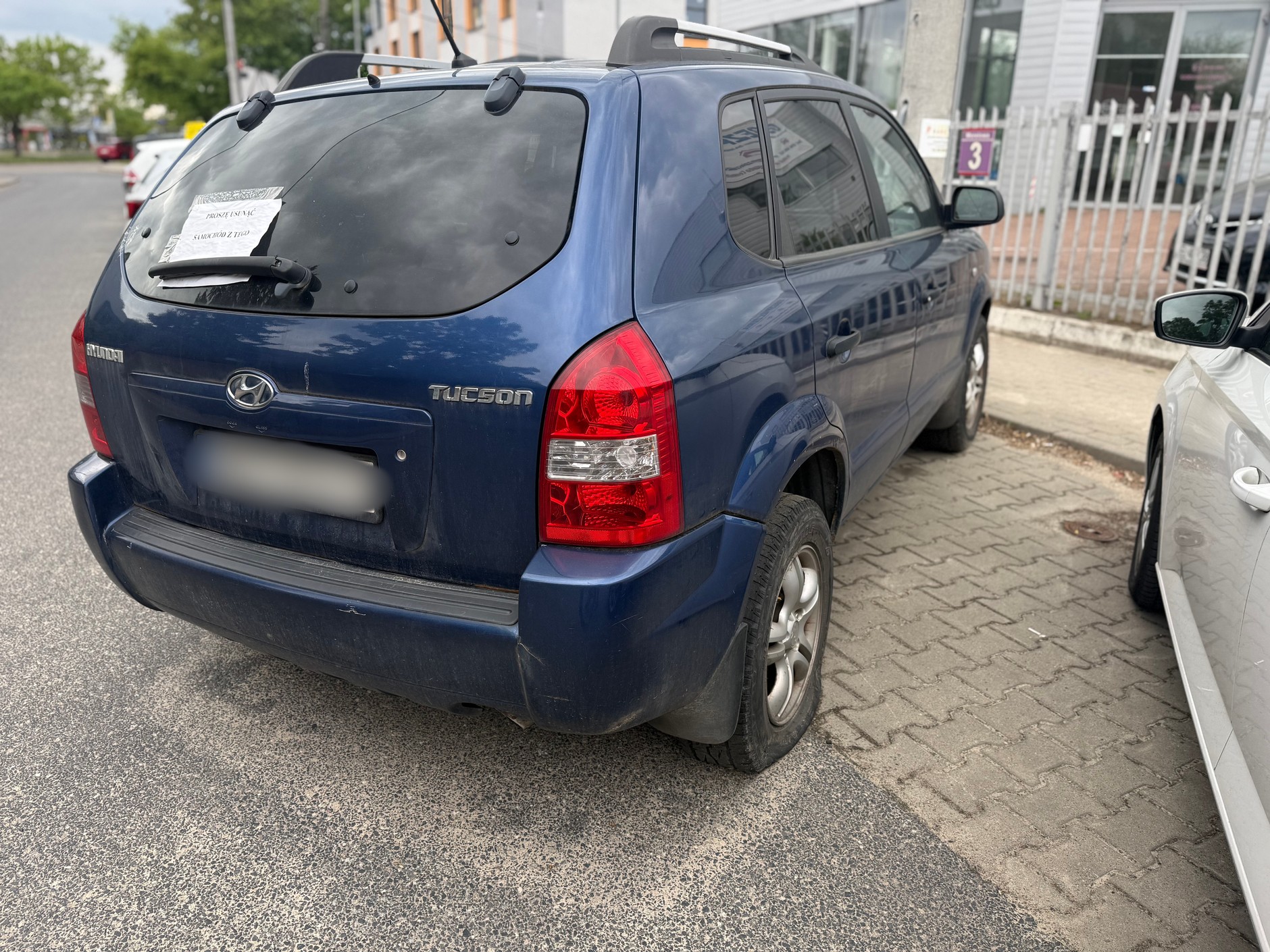 Uszkodzone samochody parkujące przy ul. Morelowej w Warszawie