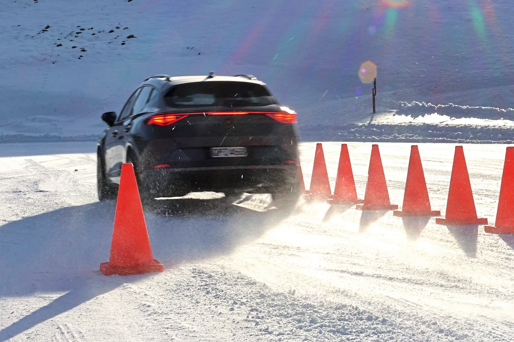 Nabywcy opon całorocznych z reguły najbardziej boją się problemów przy hamowaniu na śniegu. Niesłusznie!