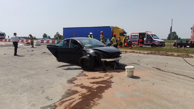 Wypadek Tesli na drodze S61