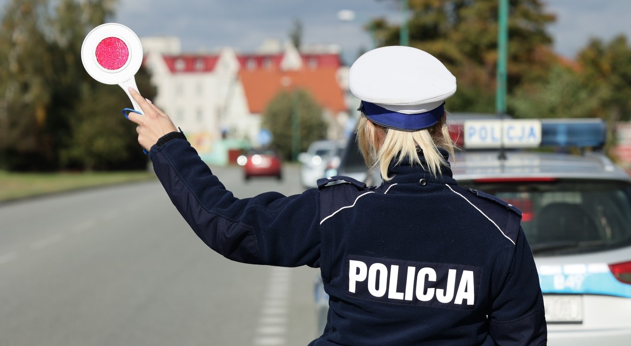 Nowa akcja policji. Rozstawiają się za znakiem D-42. Masowe odbieranie praw jazdy