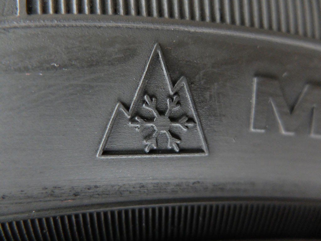 Oznaczenie 3PMSF, czyli to, czego tym oponom marki Sailun brakuje. Samo "M+S" to już dziś w Europie za mało, żeby opona mogła zostać&nbsp;uznana za zimową lub całoroczną. 