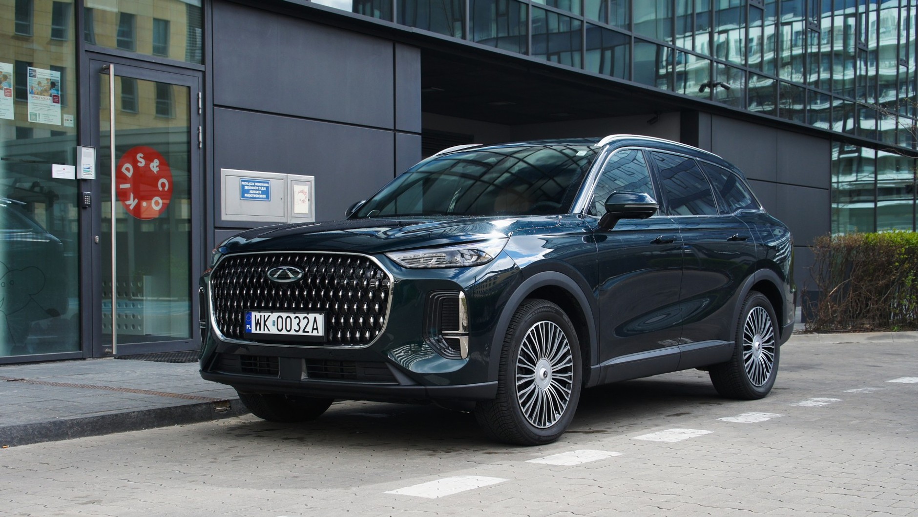 Budżetowe SUV-y tak nie wyglądają. Chery Tiggo 9 wyłamuje się z rodziny