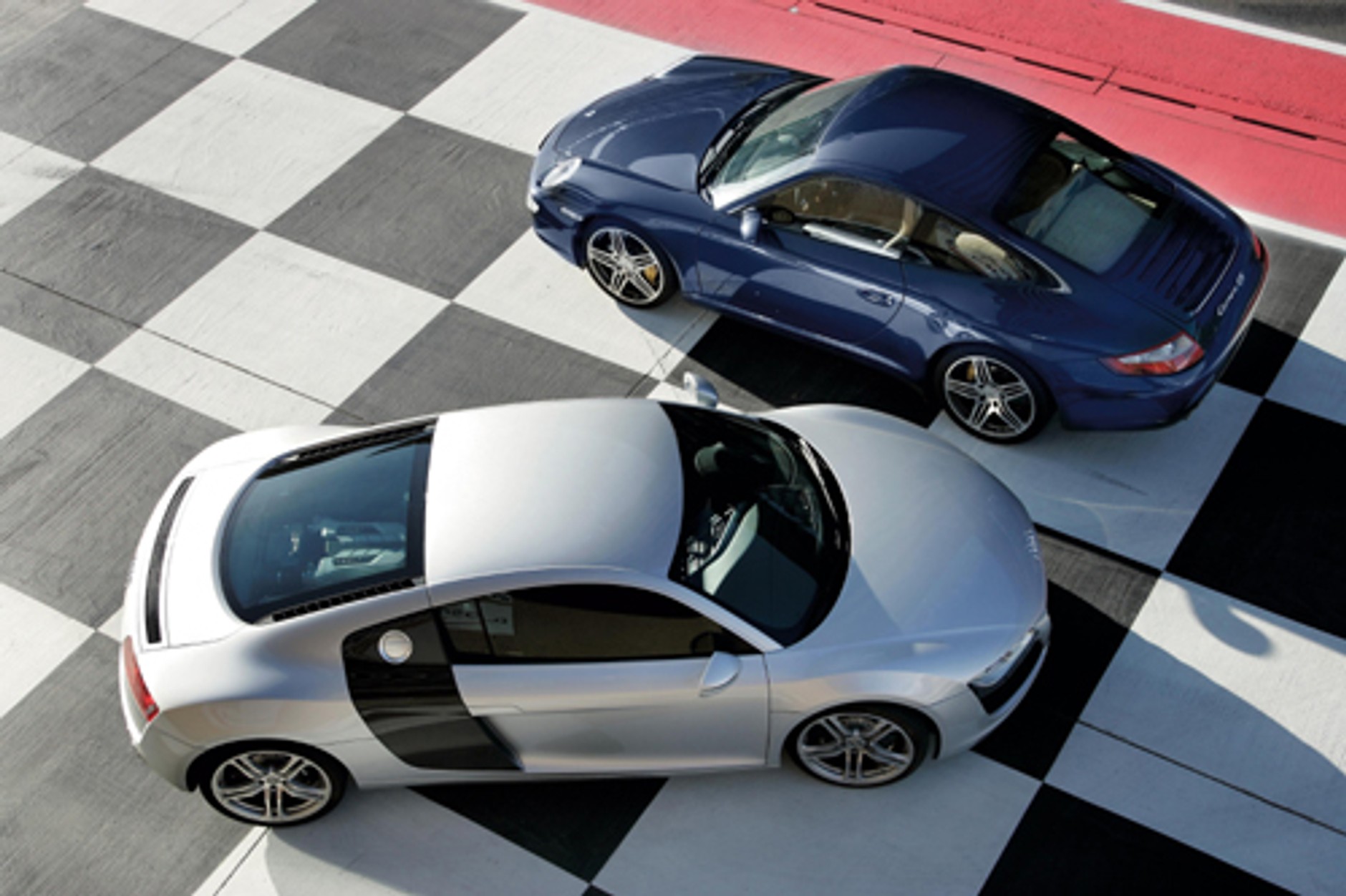 Audi R8 i Porsche 911 Carrera - Legenda czy młody gniewny?