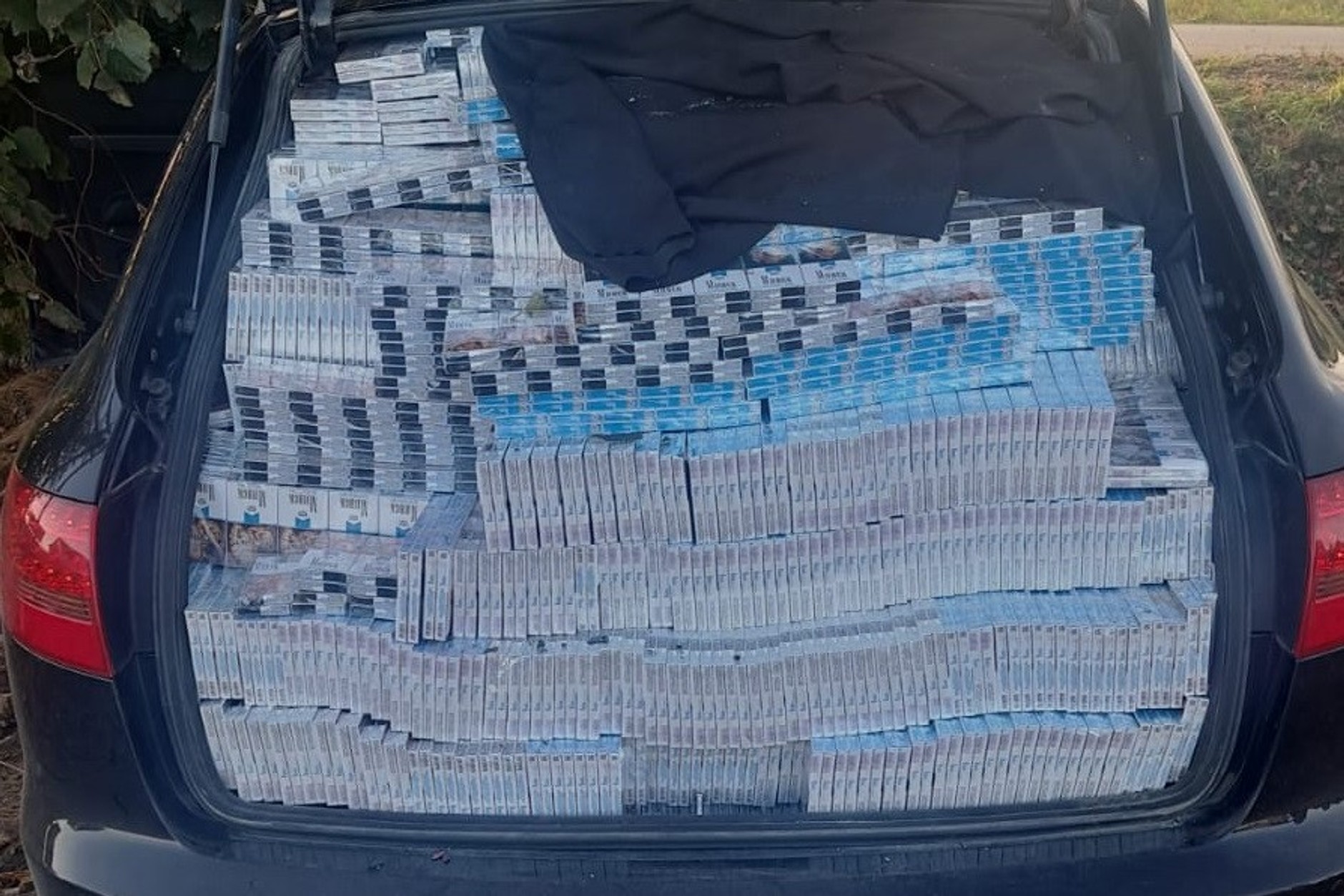 Audi A6 Avant wypakowane nielegalnymi papierosami