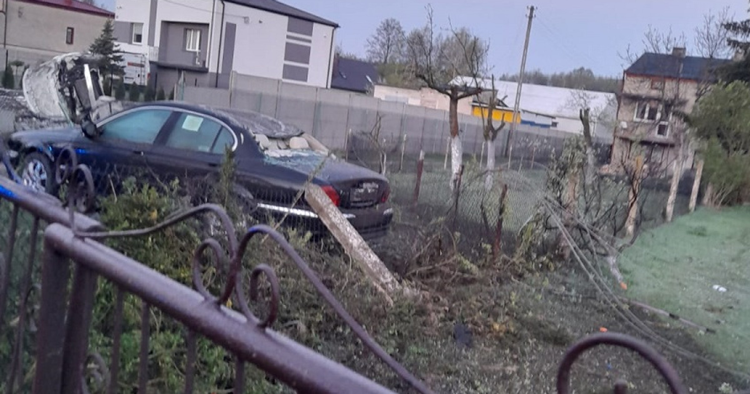 Wjechała w trzy posesje, dwa słupy energetyczne i jedno auto. Była pijana 