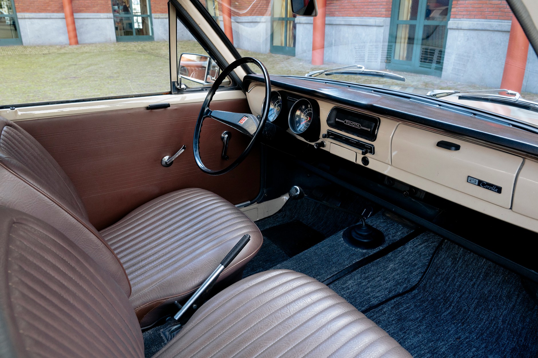 Corolla E10: takie wyposażenie uchodziło wtedy za bogate. 