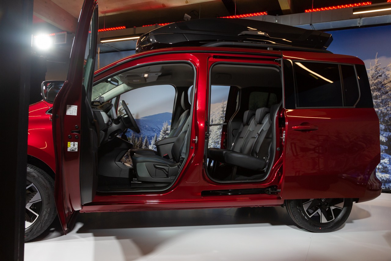 Przednie drzwi Nissana Townstar otwierają się pod kątem prostym.