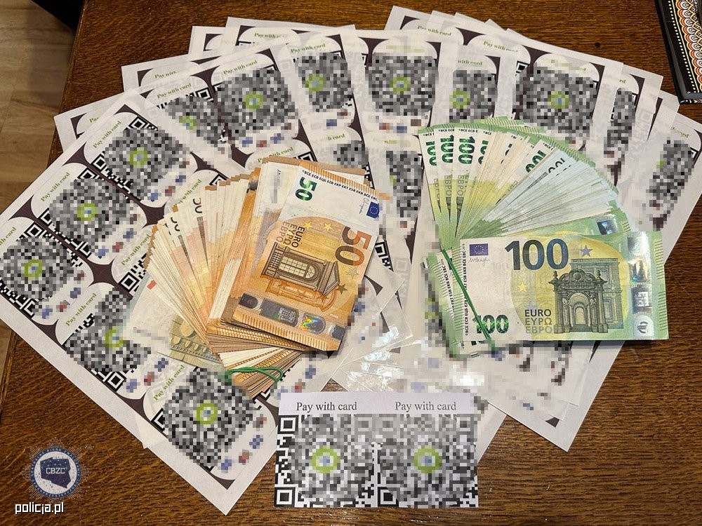 Część dowodów zabezpieczonych w lokalu cyberprzestępców